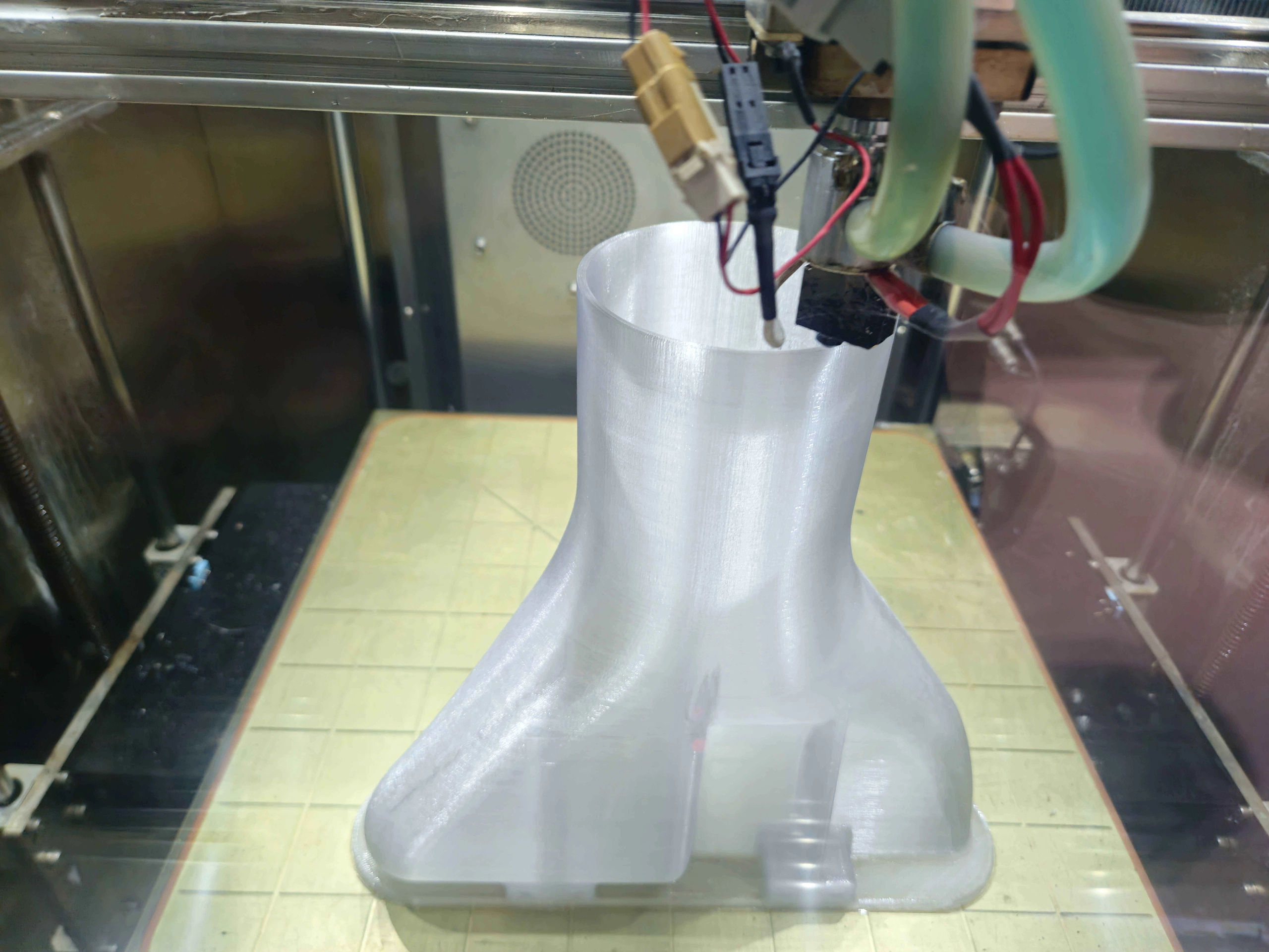PCduct2 Close-up of a large-format 3D-printed polycarbonate (PC) duct with ribbed reinforcements.