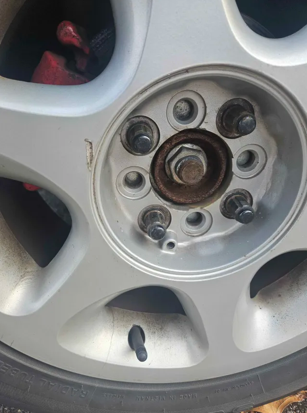 ford 15'' wheel that needs wheel cap